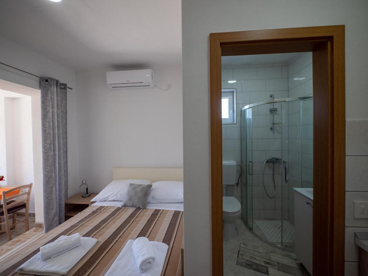 Apartments Tri Mora Ražanac Eksteriør bilde
