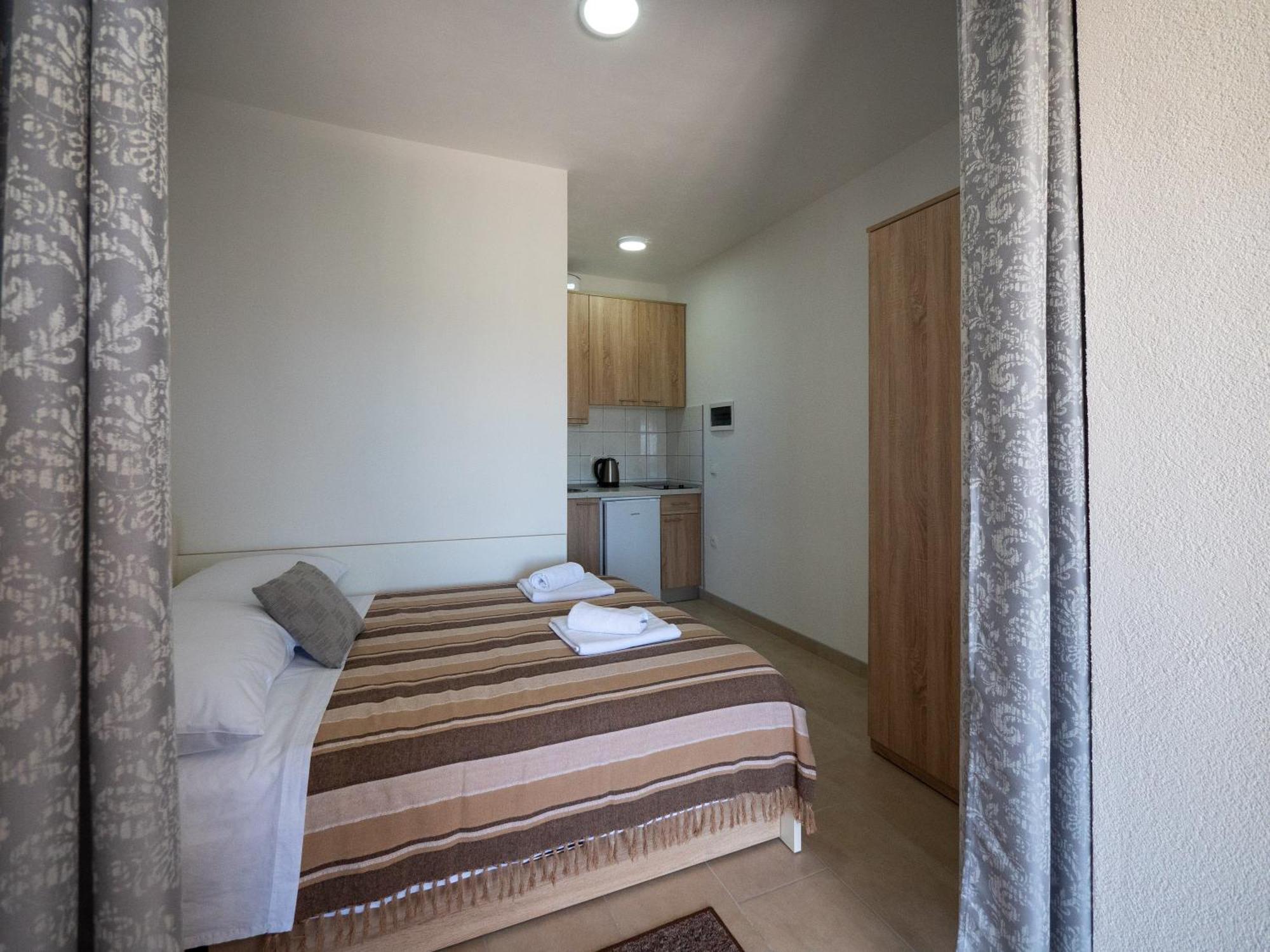 Apartments Tri Mora Ražanac Rom bilde